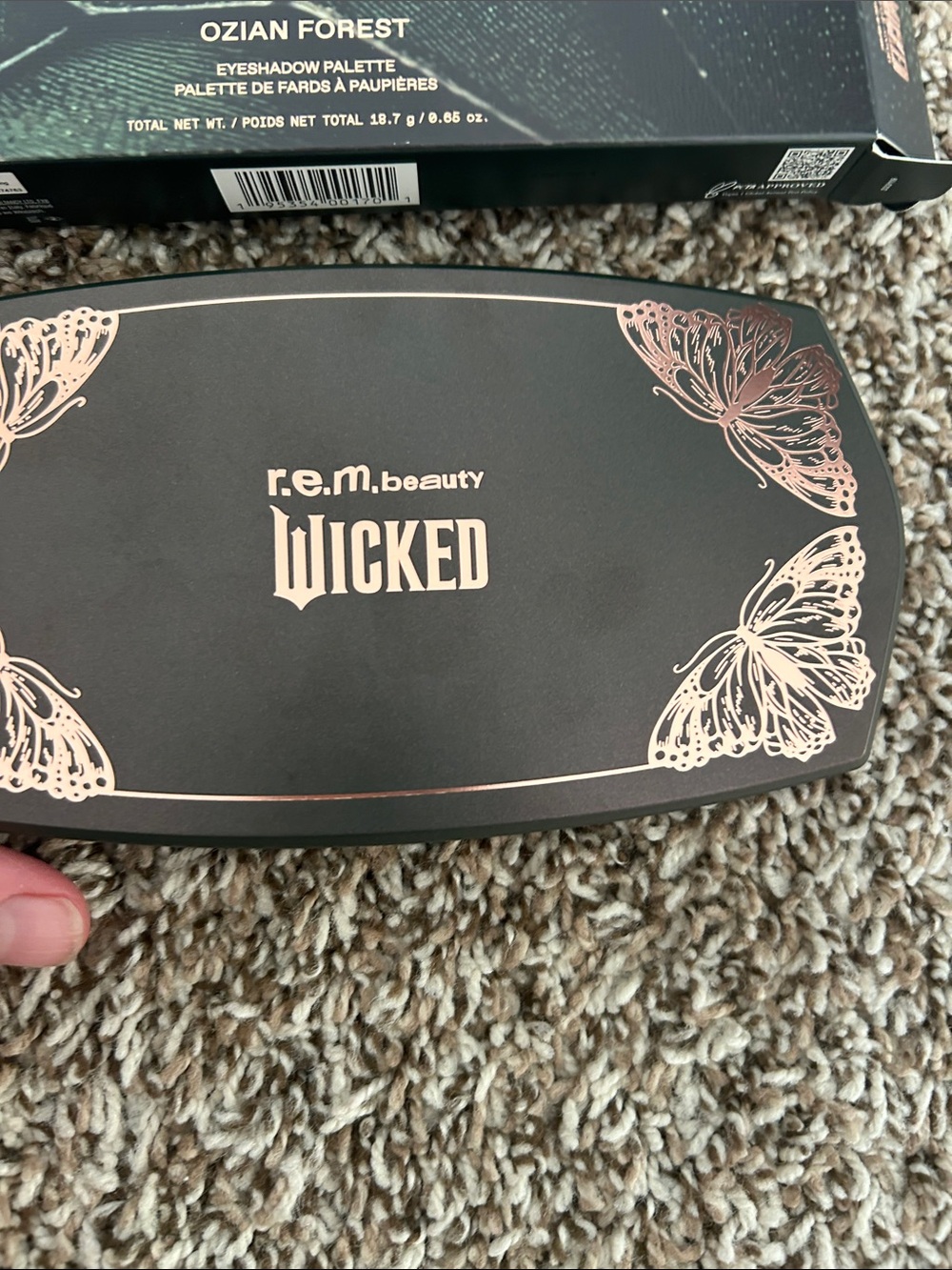 r.e.m by Ariana grande Wicked Eyeshadow Palette - Ozian Forest, Green Mix - Picture 3 of 4
